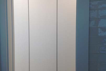Puertas abatibles lacadas en blanco para armario empotrado en Oleiros
